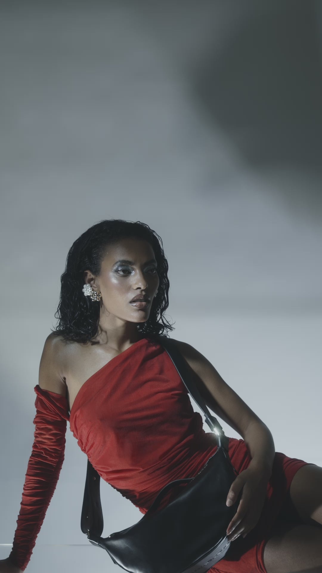 Micol Banana cross body  in vitello martellato metal con tracolla regolabile