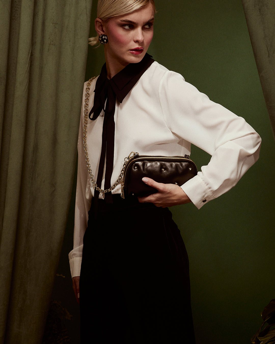 Marika purse in soft nappa with chain shoulder strap and leather sleeve