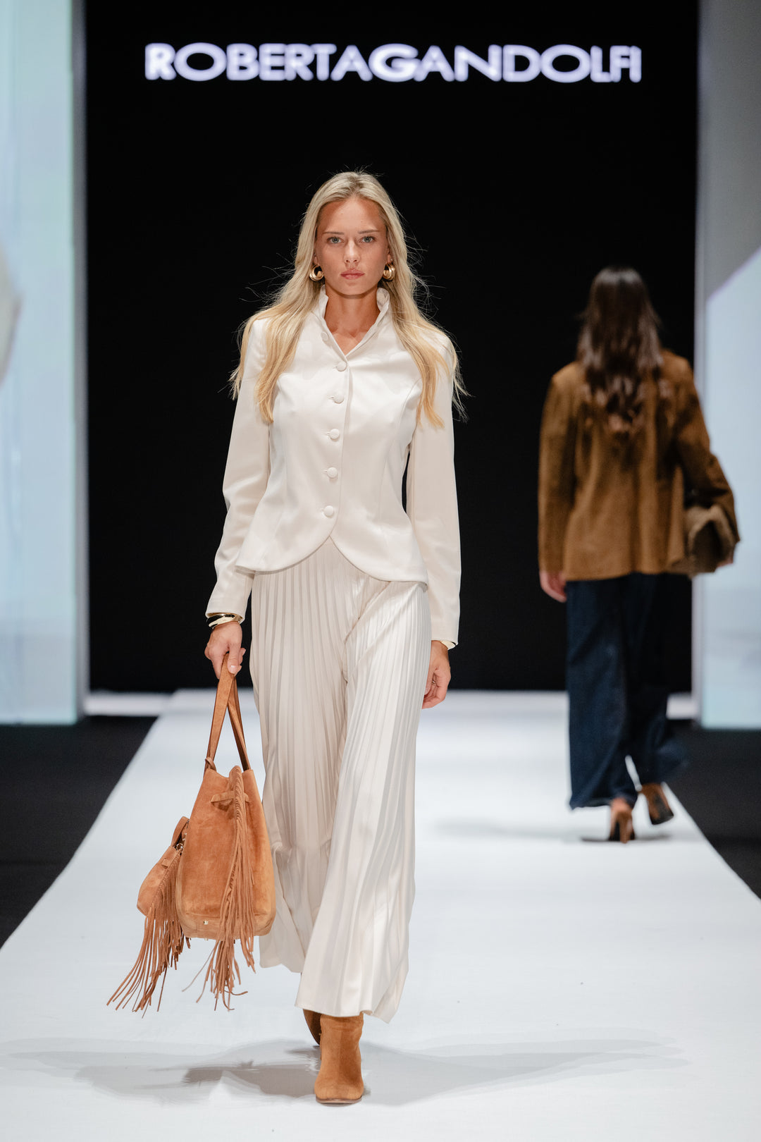 Sveva Suede Fringes Tote in pelle con interno organizzato e chiusura a girello decorativa