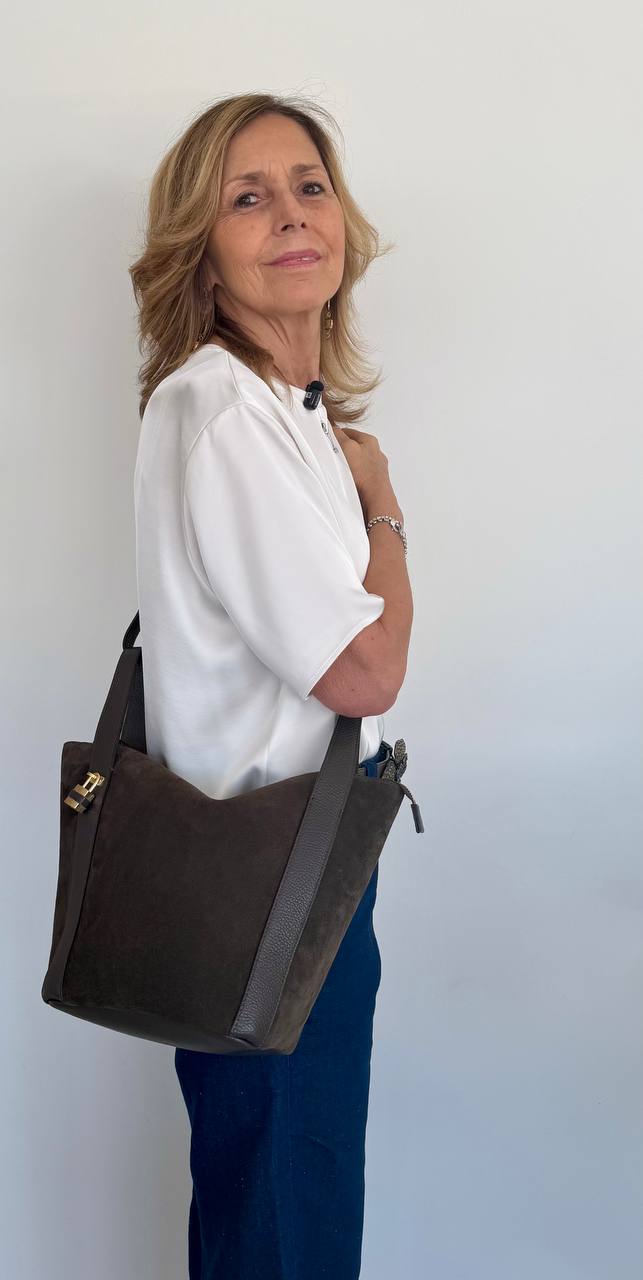 Holly Suede – Borsa in Pelle Scamosciata con Tracolla e Chiusura a Lucchetto
