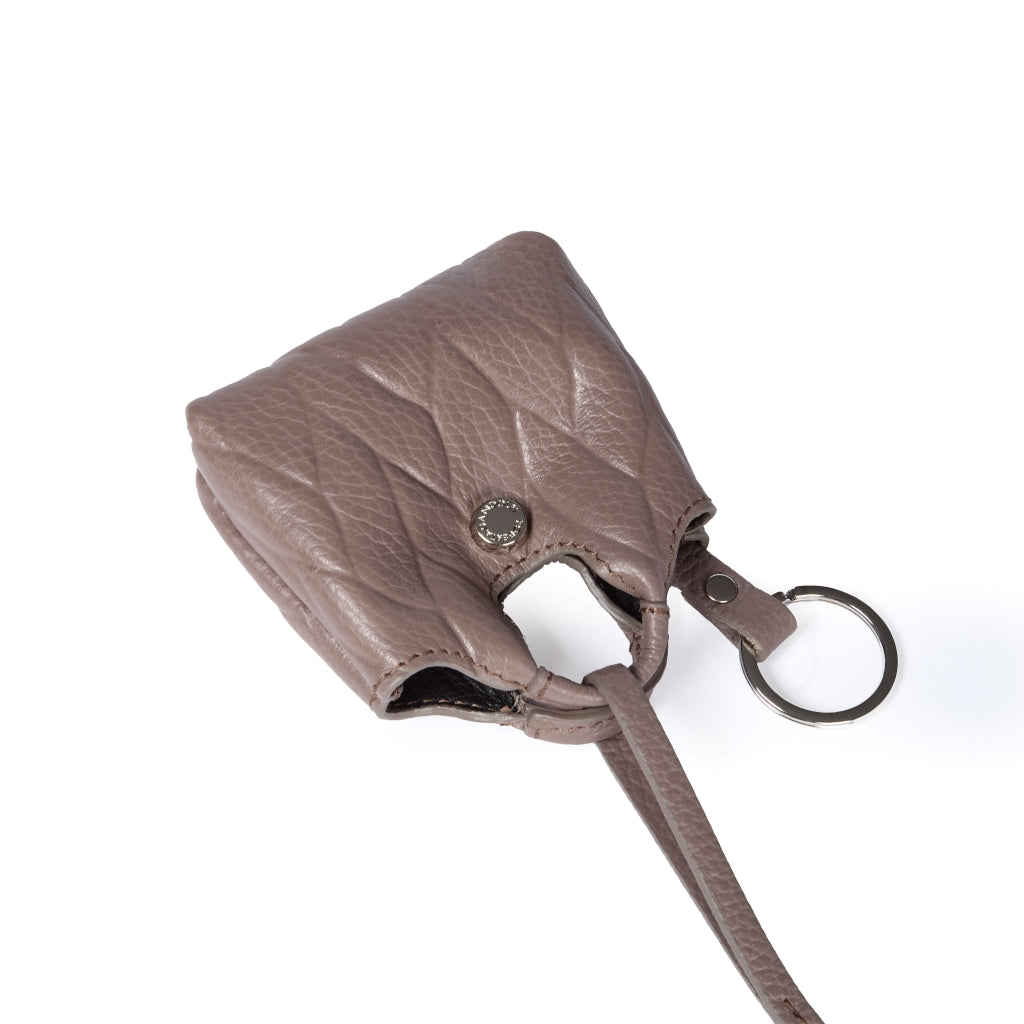 Porta air pods Alina charms in pelle stampa treccia con anella portachiavi