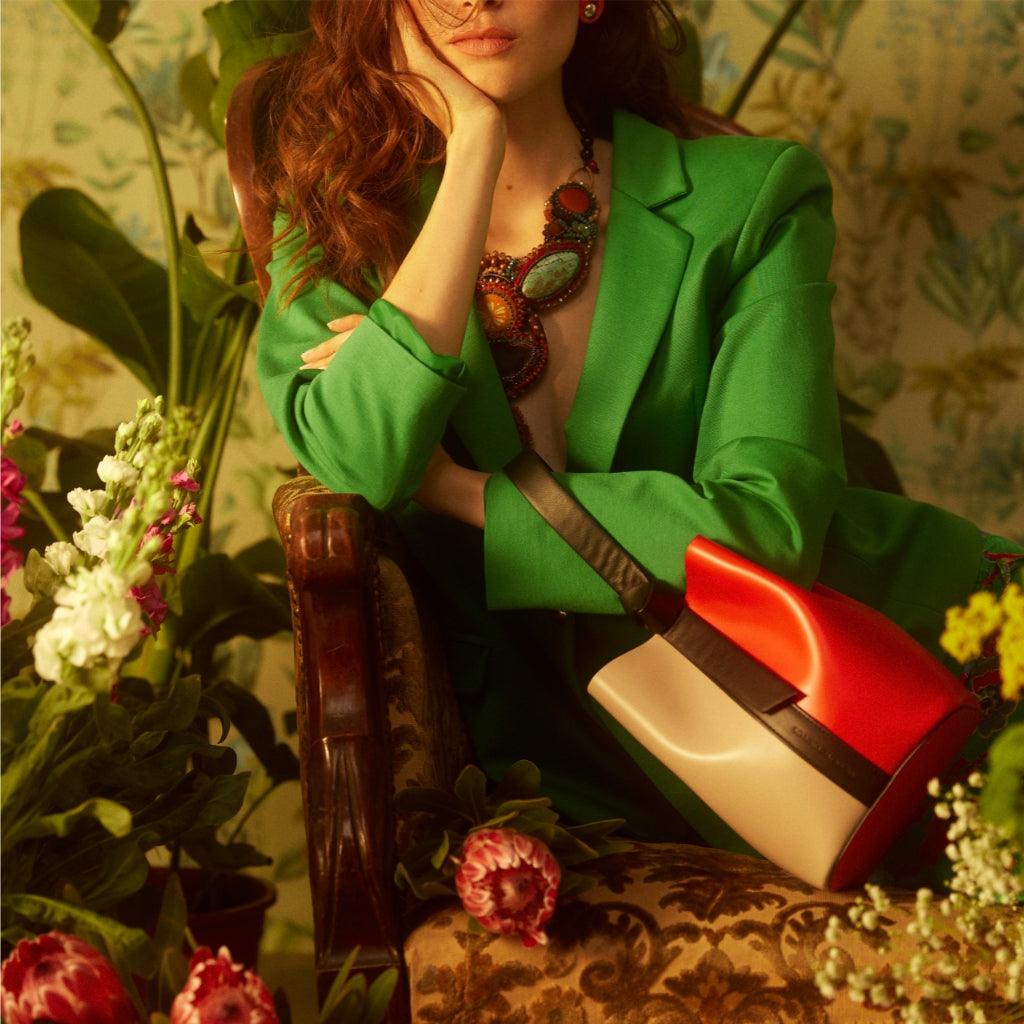 Cinzia Bucket small in two-tone leather with detachable shoulder strap