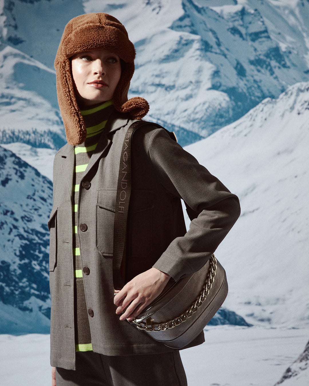 Micol Belt Bag in pelle con tracolla regolabile e catena amovibile