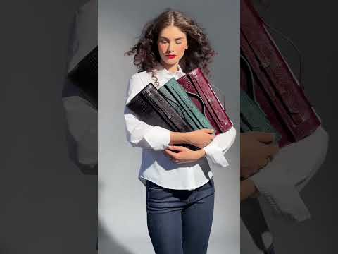 Celine Tejus – Elegant Glossy Lizard-Embossed Calfskin Leather Clutch with Retractable Handle and Shoulder Strap