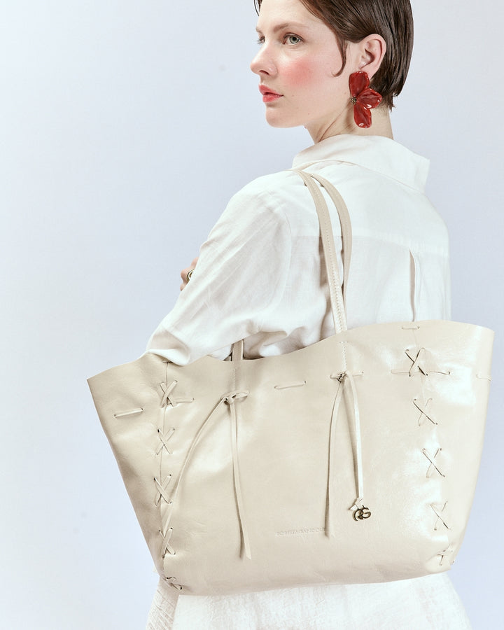 Naomi Glossy – Borsa Shopping in Morbido Vitello con Cuciture a Mano