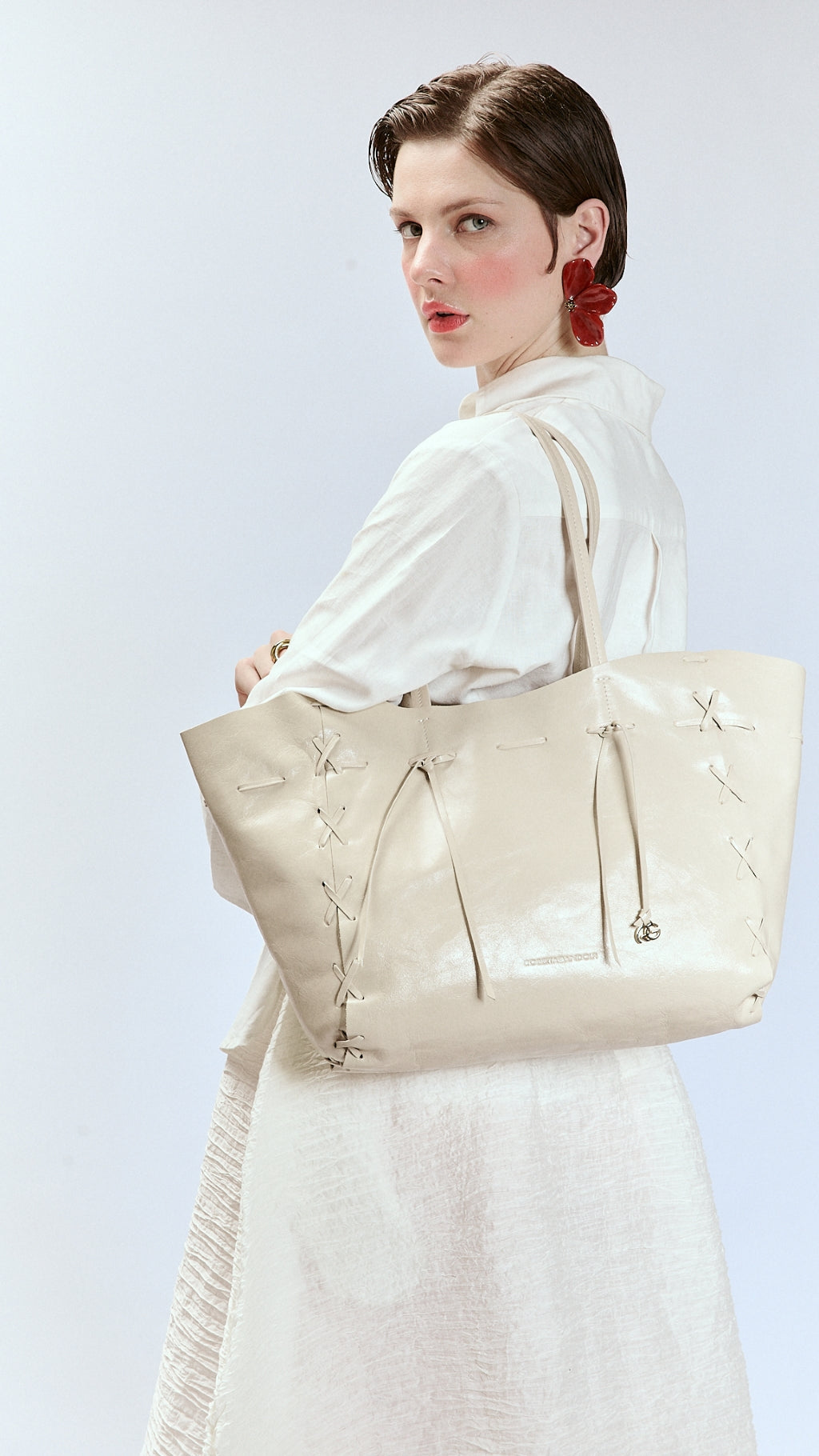 Naomi Glossy – Borsa Shopping in Morbido Vitello con Cuciture a Mano
