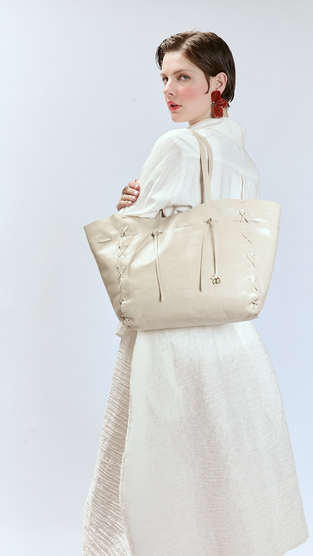 Naomi Glossy – Borsa Shopping in Morbido Vitello con Cuciture a Mano