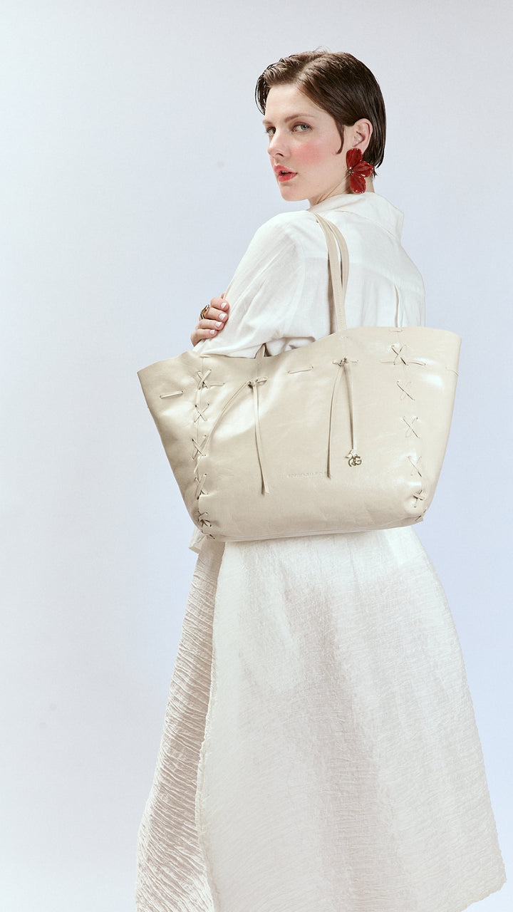 Naomi Glossy – Borsa Shopping in Morbido Vitello con Cuciture a Mano
