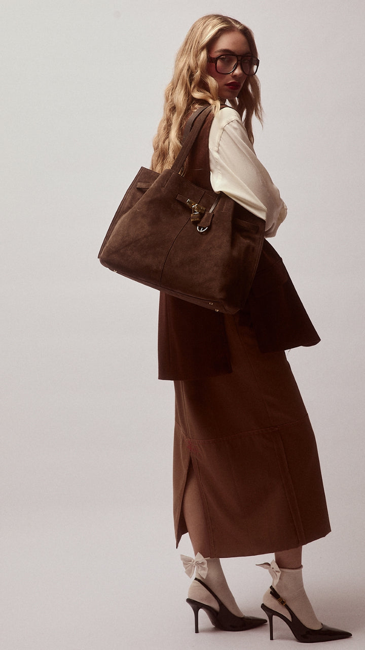 Sveva Suede Tote in pelle con interno organizzato e chiusura a girello decorativa