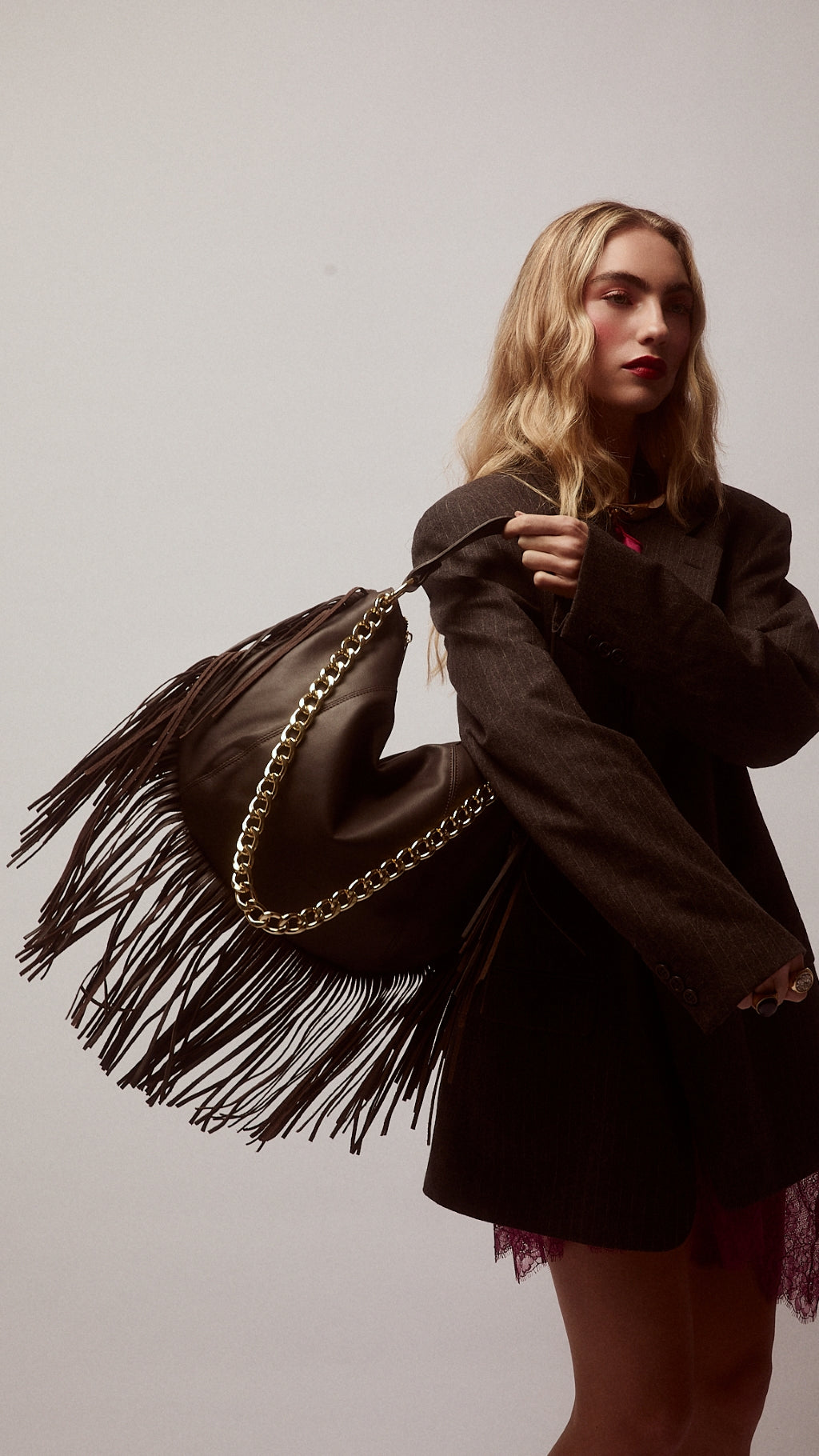 Kate – Hobo bag in pelle con frange lunghe e catena dorata removibile