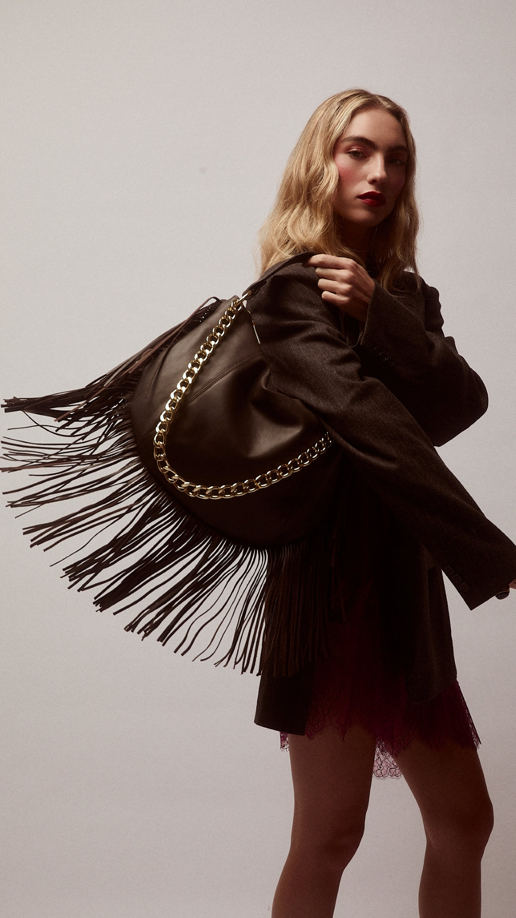 Kate – Hobo bag in pelle con frange lunghe e catena dorata removibile