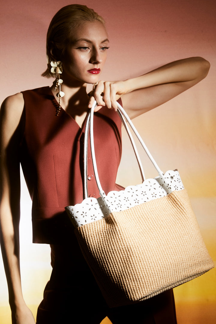 Diletta Shopping - Tote  in rafia con balza in pelle laserata con tracolla staccabile