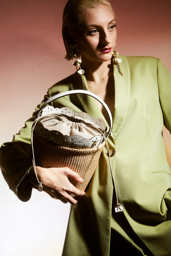 Diletta Bucket in rafia con balza in pelle laserata con tracolla staccabile