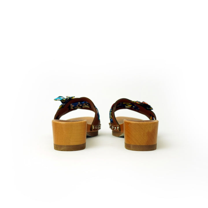 Lola Chain sandali in legno e pelle di vitello con fiocco stampa african