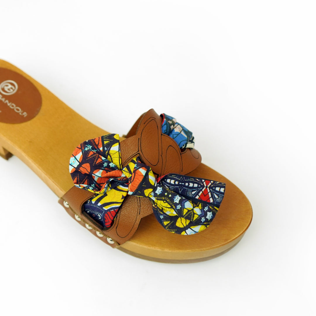 Lola Chain sandali in legno e pelle di vitello con fiocco stampa african