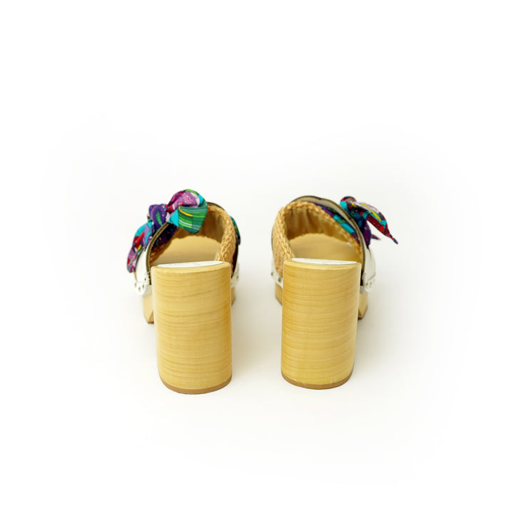 Diva Chain sandali in legno incrociato con platform in rafia e stampa fiocco tropical